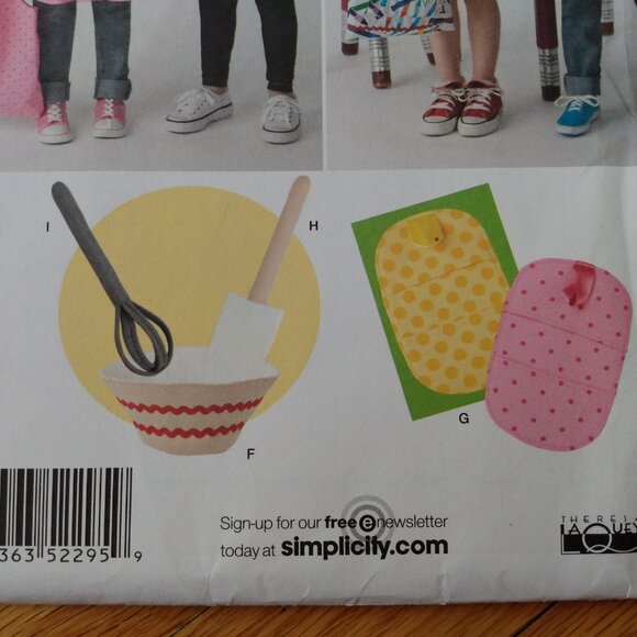 Child's Apron Play Kitchen Baking Toys Sewing Pattern Simplicity 2295 UNCUT - Picture 5 of 11